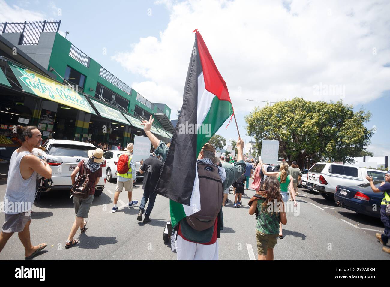 Cairns, Australia. 29 settembre 2024. I dimostranti marciano davanti agli iconici mercati di Rusty nella città di Cairns durante una manifestazione di solidarietà con la Palestina. I manifestanti si sono riuniti all'Esplanade di Cairns per protestare come parte di una giornata nazionale d'azione a sostegno della Palestina, chiedendo un cessate il fuoco totale e che il governo australiano sancisca Israele. Credito: SOPA Images Limited/Alamy Live News Foto Stock