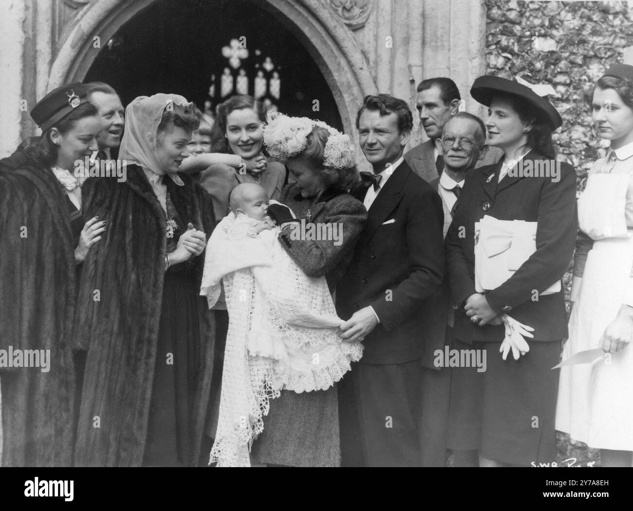 Foto candide fuori dalla chiesa di St. Mary a Denham nel 1946 dopo il battesimo di HAYLEY MILLS. Da sinistra a destra: MARTHA SCOTT, JULIET MILLS, VALERIE HOBSON, MARY HAYLEY BELL (Holding Hayley) e JOHN MILLS. Martha Scott stava apparendo con John Mills in SO WELL REMEMBER 1947 Alliance Productions / RKO radio British Productions. Foto Stock