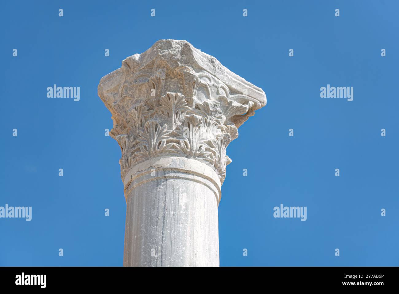 Antica colonna greca che mostra la decorazione di foglie di acanto. Sito archeologico di Kourion, distretto di Limassol, Cipro Foto Stock