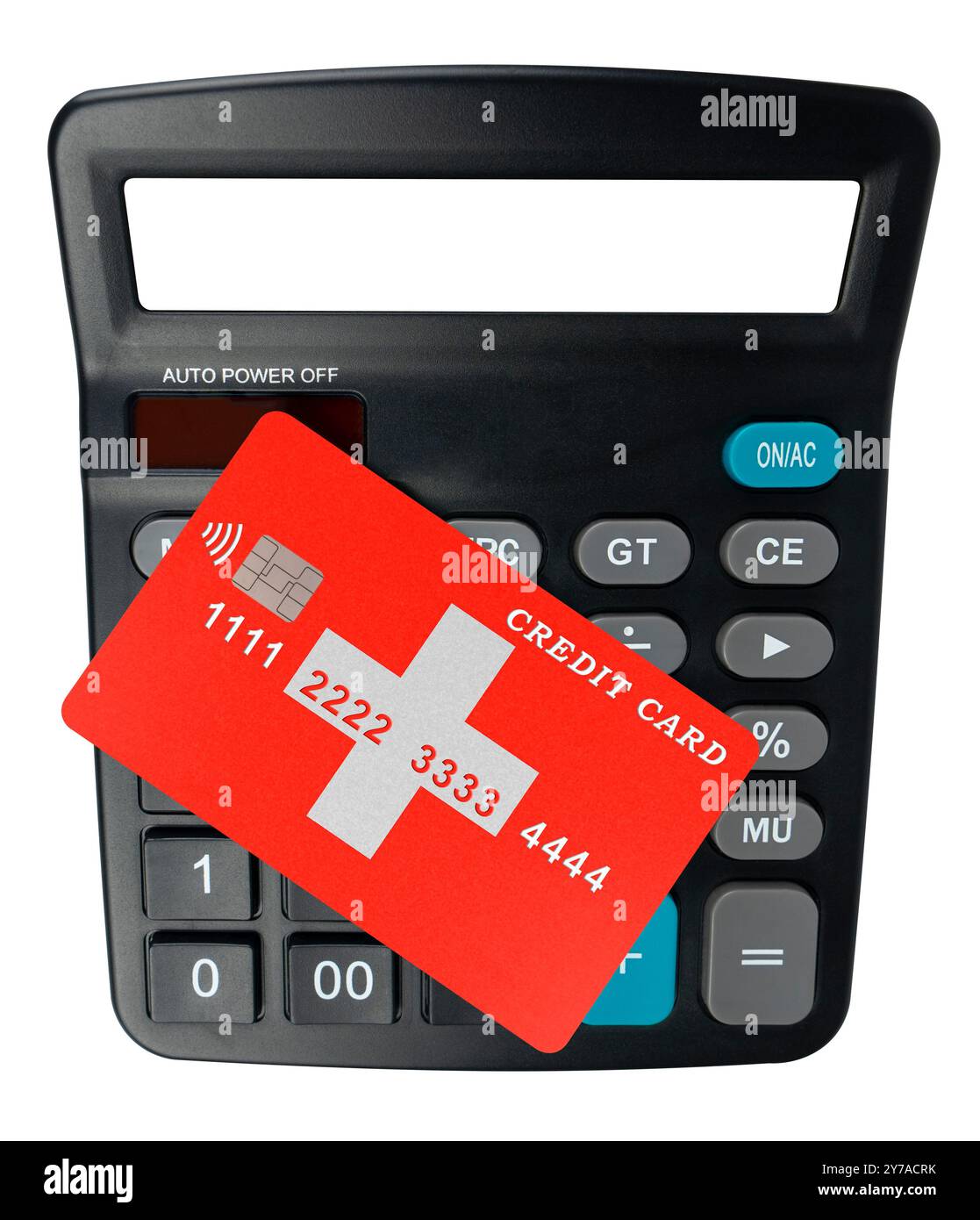 La carta di credito di plastica sotto forma di bandiera svizzera si trova su una calcolatrice elettronica su uno sfondo bianco (primo piano). Concetto di risparmio e cashback Foto Stock