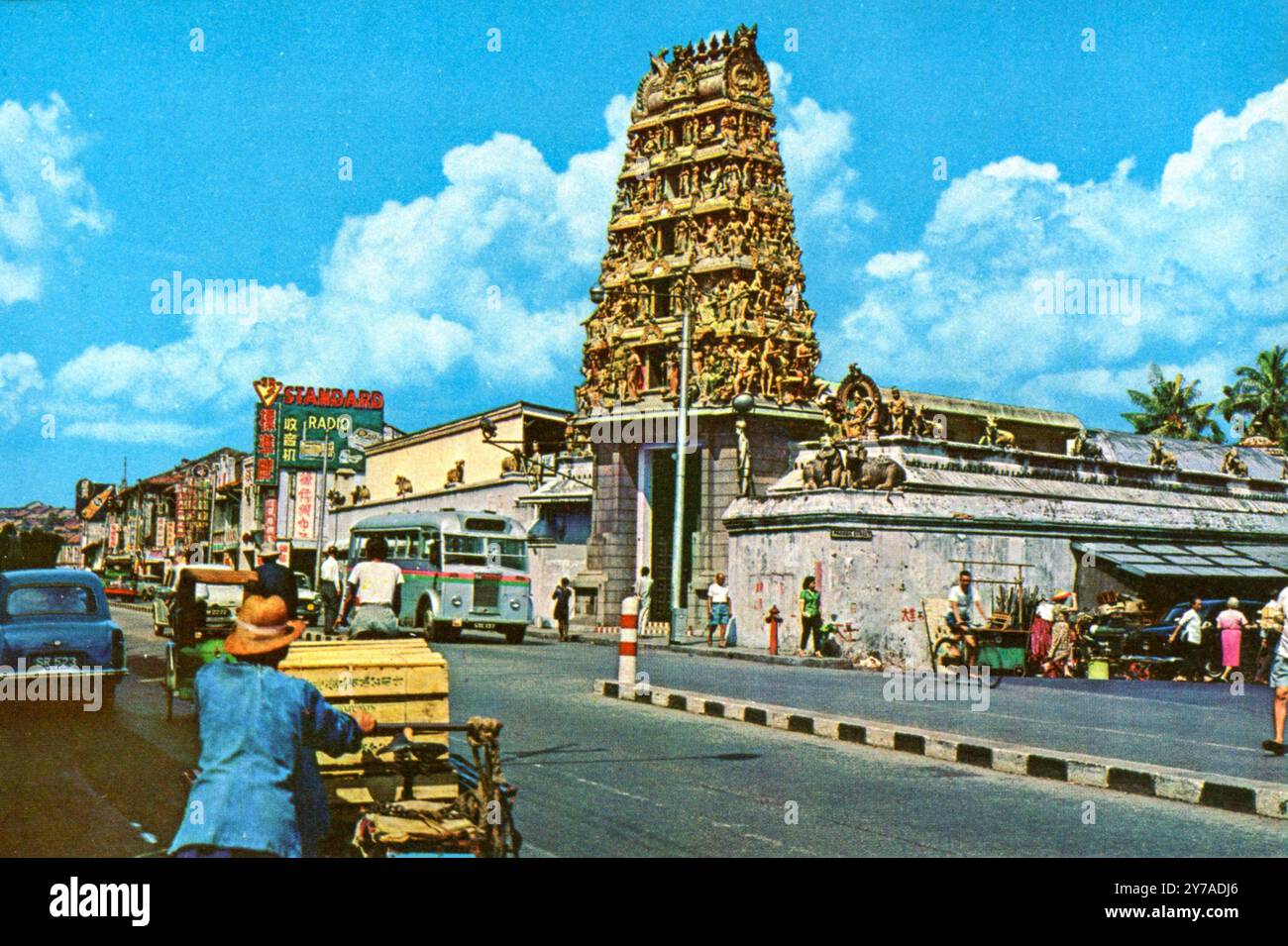 Un'immagine da cartolina degli anni '1960 del Tempio di Sri Mariamman sulla South Bridge Road, il più antico tempio indù di Singapore. Costruito nei primi anni '1800, è stato progressivamente adornato ed è stato inserito come monumento nazionale nel 1973 Foto Stock