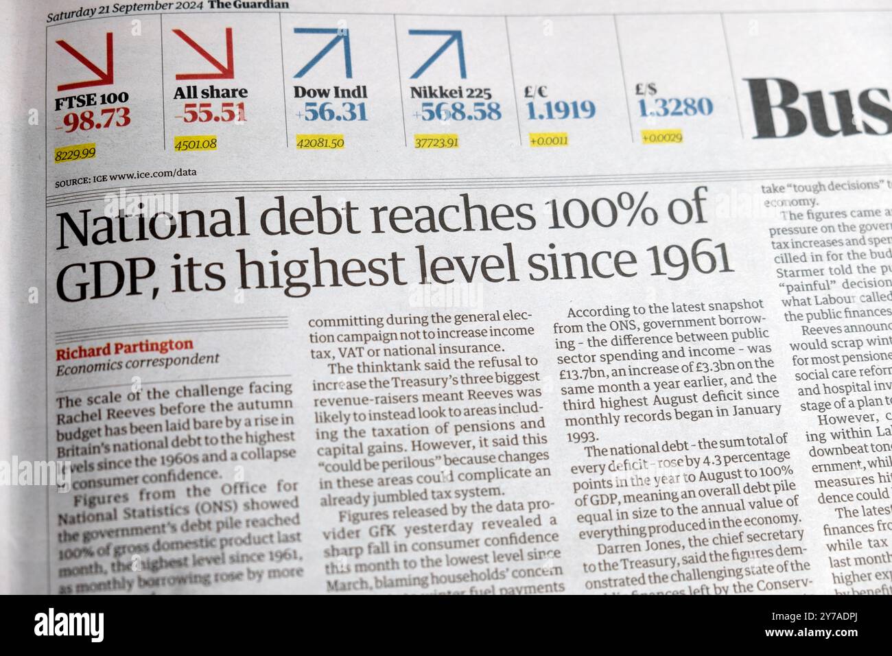 "Il debito nazionale raggiunge il 100% del PIL, il suo livello più alto dal 1961" titolo del quotidiano Guardian pre budget Economy articolo 21 settembre 2024 Londra Regno Unito Foto Stock