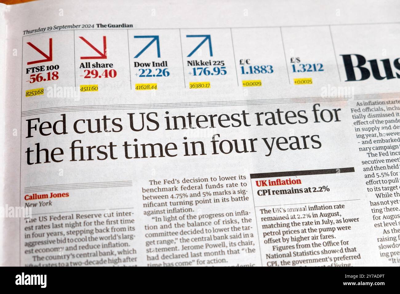 "FED taglia i tassi di interesse statunitensi per la prima volta in quattro anni" titolo del quotidiano Guardian 19 settembre 2024 Londra Regno Unito Foto Stock