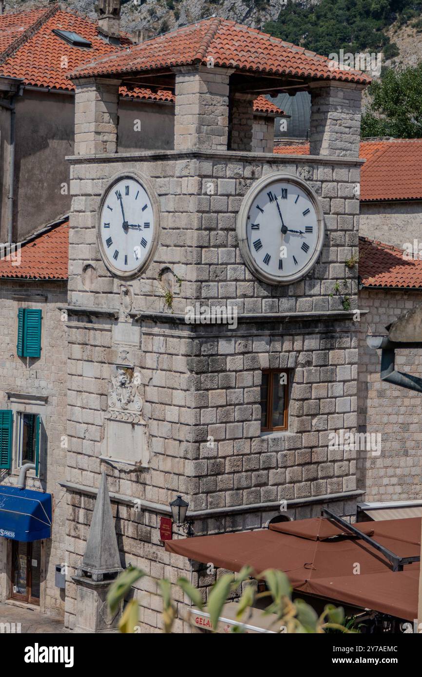 Kotor, Montenegro, 2 agosto 2024. Piazza della Parata con la Torre dell'Orologio. Foto Stock