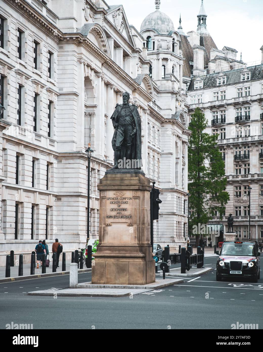 Statua di Spence Compton Eight Duke of Devonshire in Horse Guards Ave, Londra Foto Stock