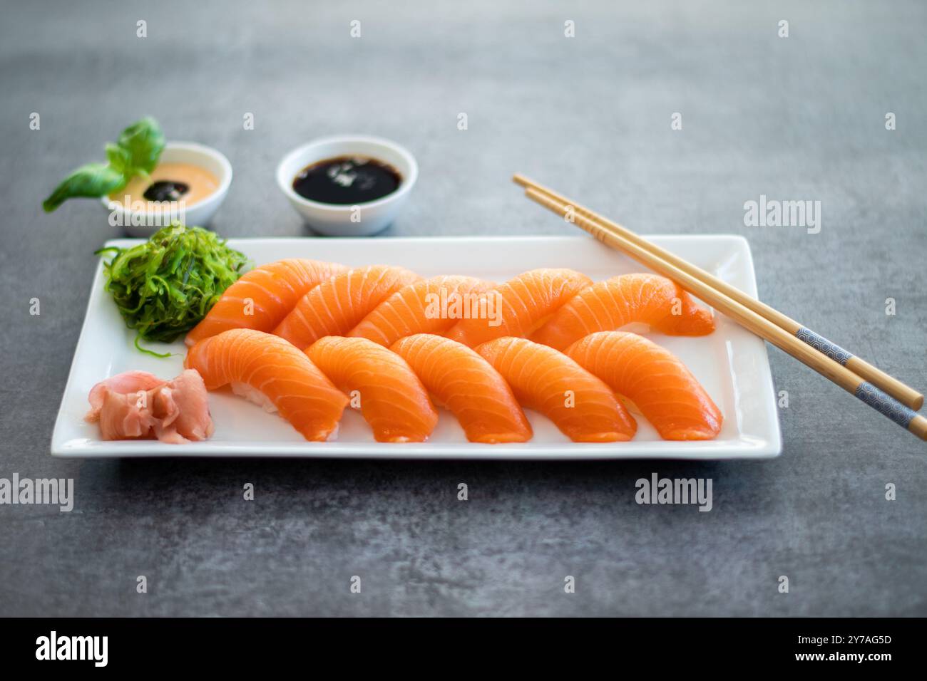 Sushi Roll fresco con salmone, anguilla, tonno, avocado, gamberi reali, formaggio cremoso Philadelphia, tabacchi di caviale, chuka. Menu di sushi. Cibo giapponese. Copyspace b Foto Stock