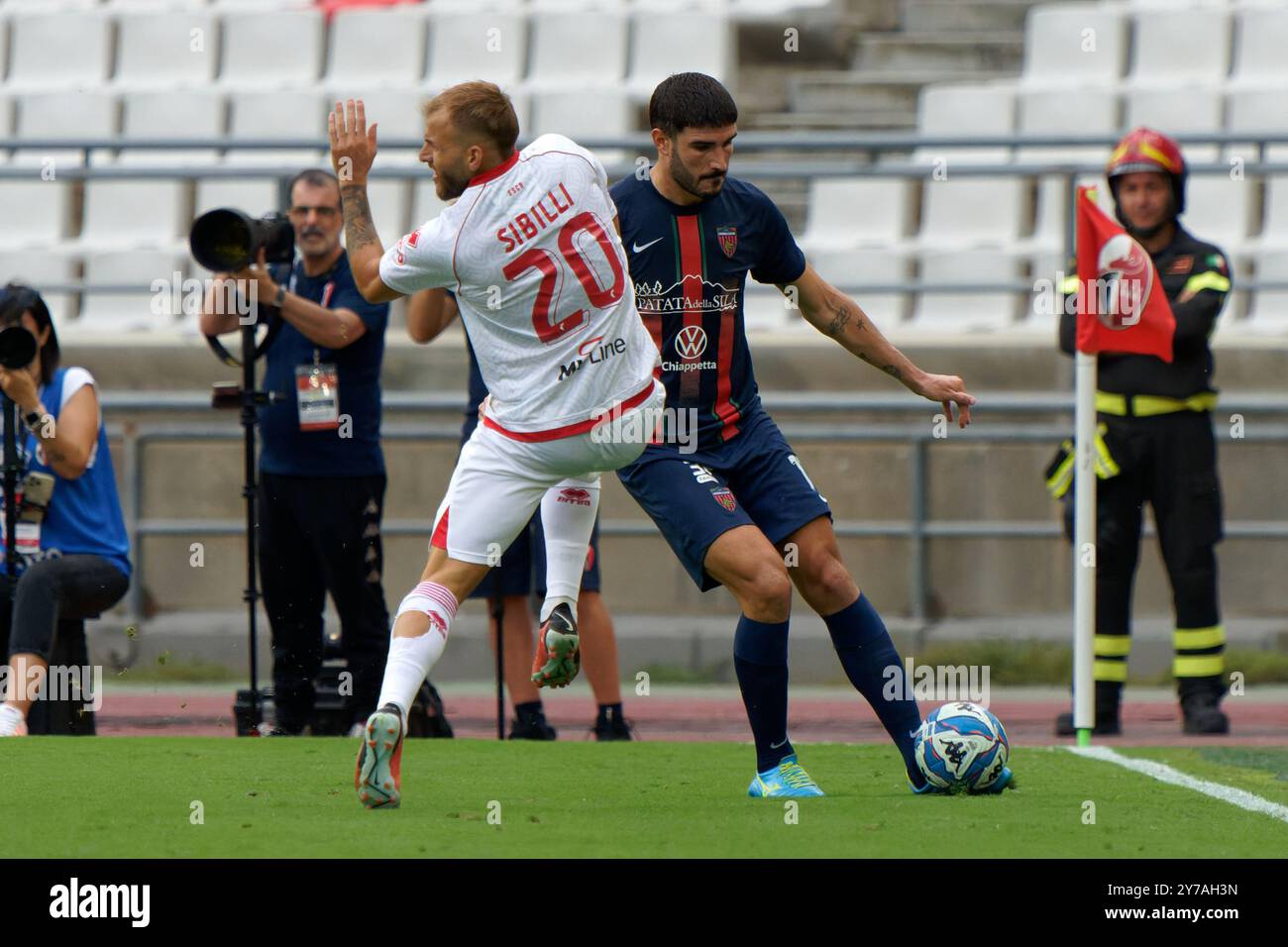 Alessandro Caporale di Cosenza in azione contro Giuseppe Sibilli della SSC Bari durante SSC Bari vs Cosenza calcio, partita italiana di serie B a Bari, Italia, settembre 28 2024 Foto Stock