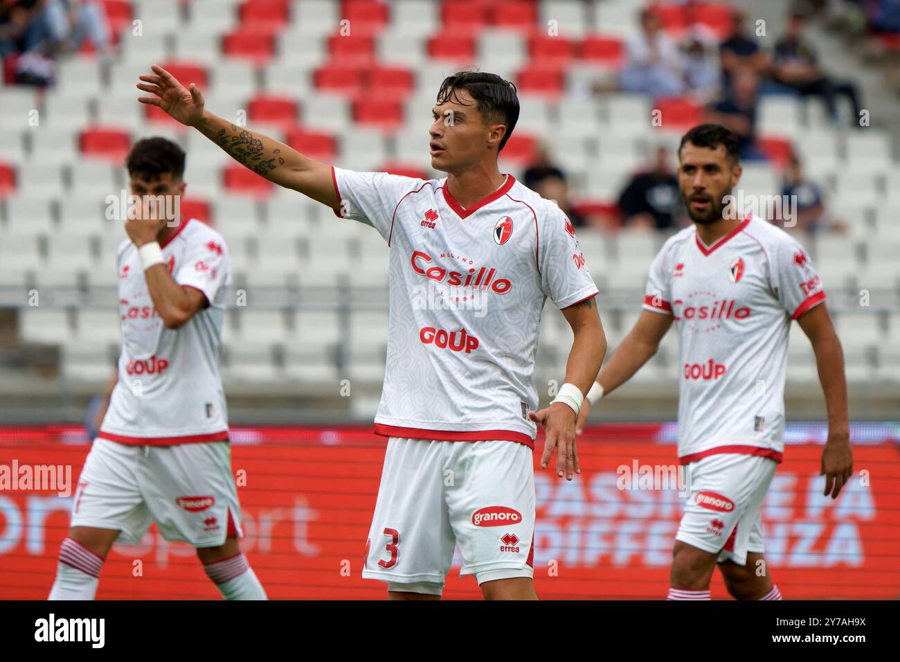 Alessandro Caporale di Cosenza e Andrea Oliveri della SSC Bari durante SSC Bari vs Cosenza calcio, partita di serie B a Bari, Italia, settembre 28 2024 Foto Stock