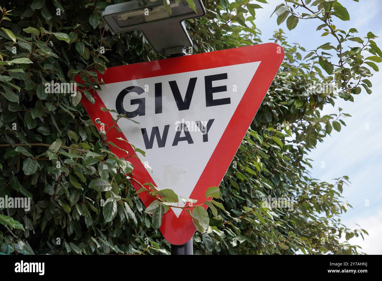 Dare via al cartello stradale. Cartelli stradali per automobilisti nel Regno Unito. Foto Stock