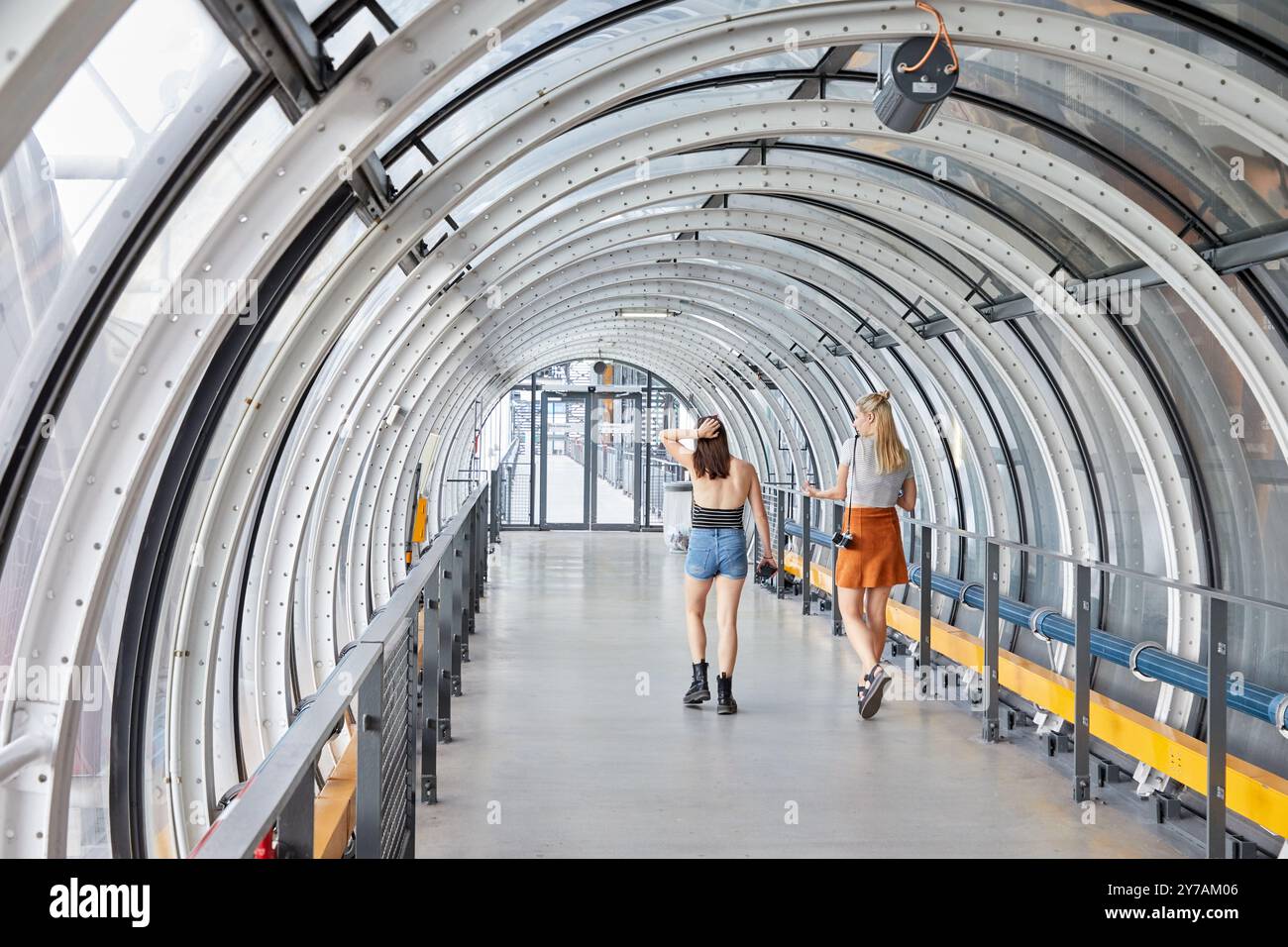 Due ragazze nel museo, il Centre Pompidou, Parigi, Francia, Europa Foto Stock