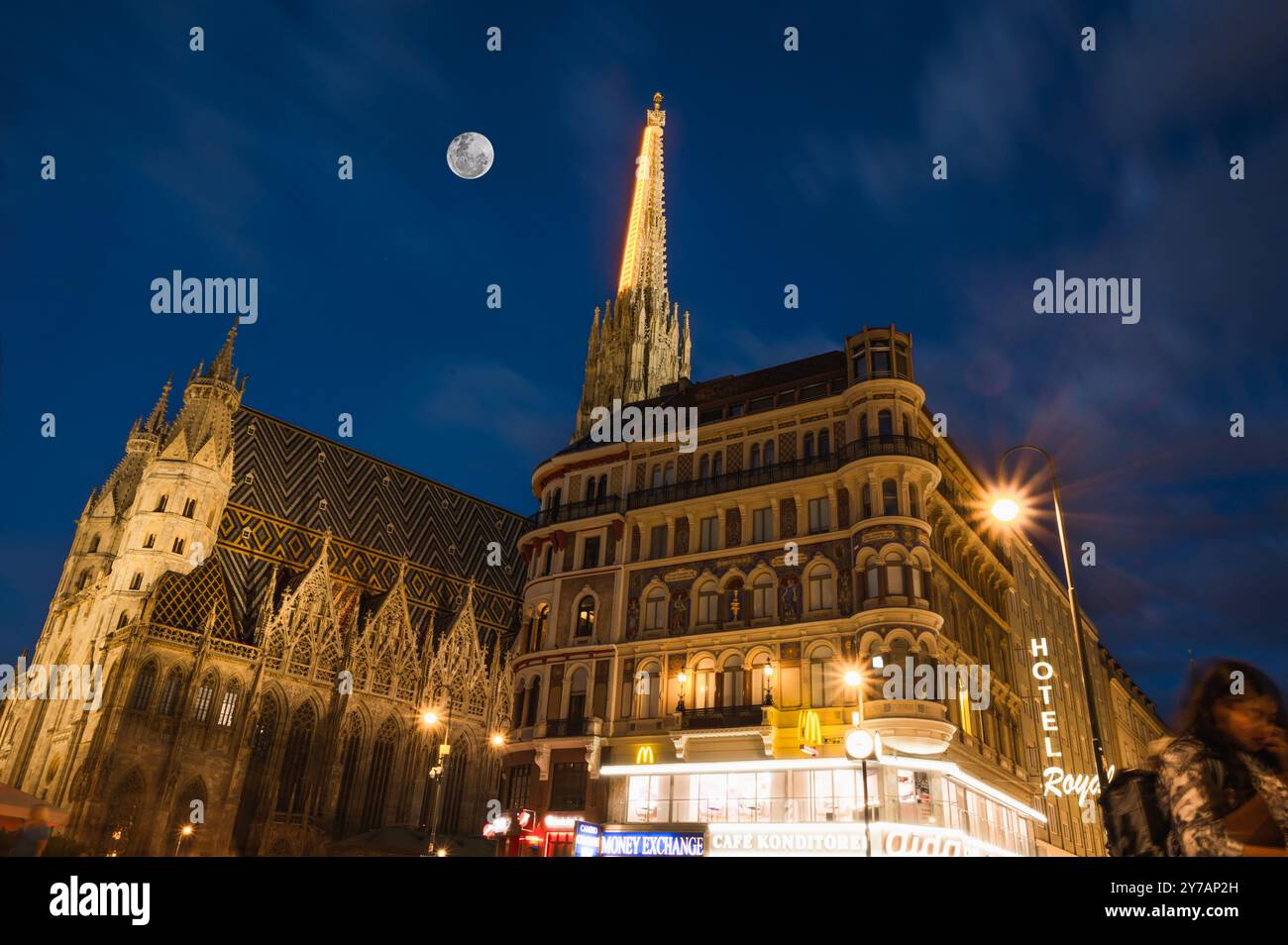 Vienna, Austria - 6 giugno 2022. Cattedrale di Santo stefano, paesaggio notturno di Vienna. Fotografia a lunga esposizione. Cloudscape in un edificio di architettura cittadina durato Foto Stock