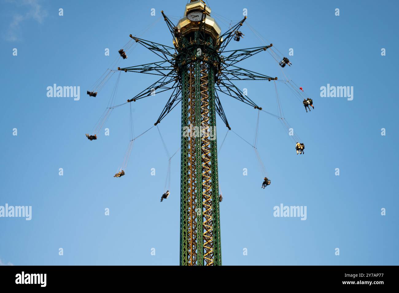 La ruota di Giant Ferries si muove con le persone in un parco divertimenti. Giornata di sole per divertirsi. Copyspace. Foto Stock