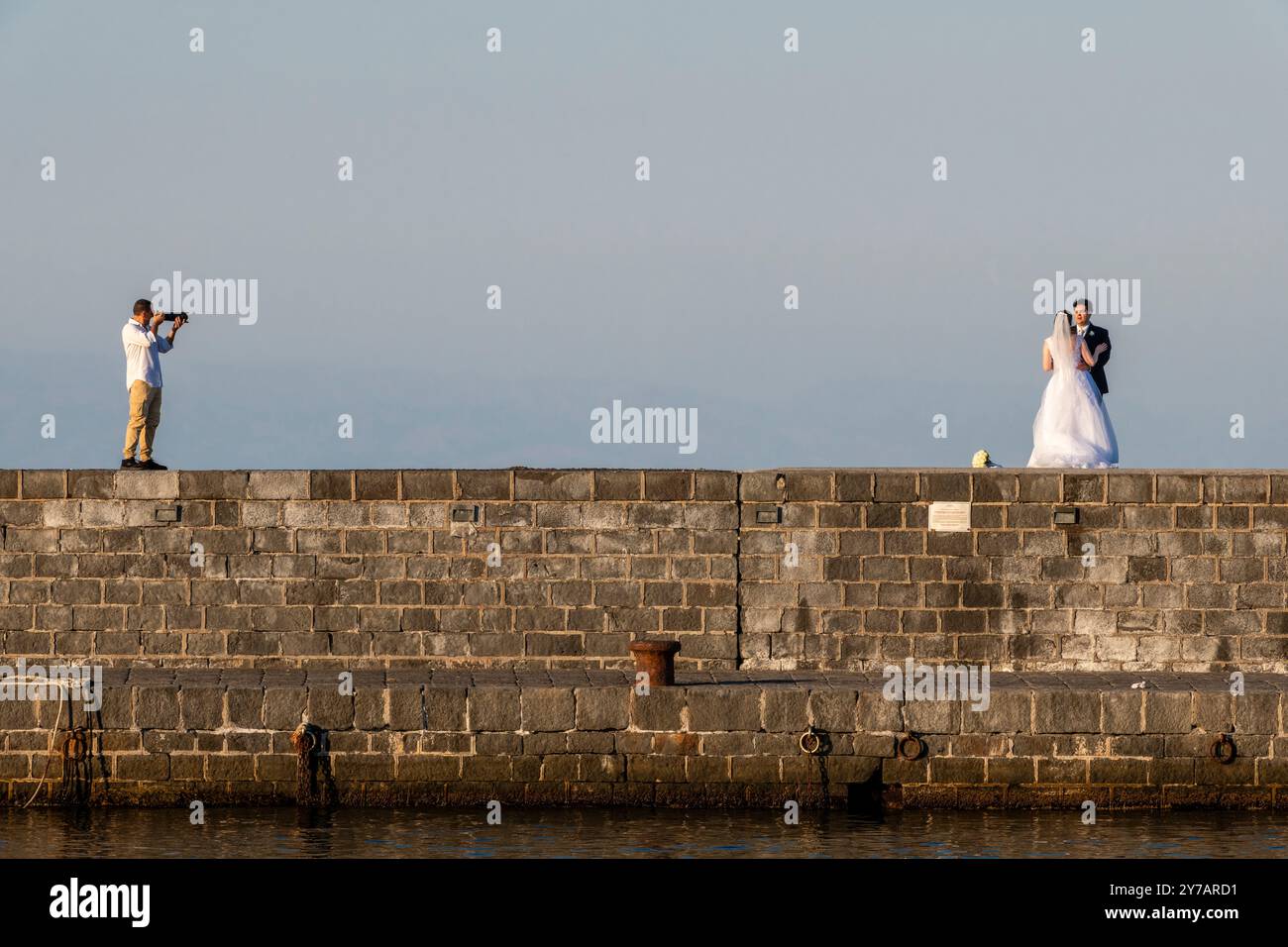 Il grazioso porto di Pozzillo, vicino a Catania, in Sicilia, è un luogo popolare per i fotografi di matrimoni locali, soprattutto nelle luci del tardo pomeriggio Foto Stock