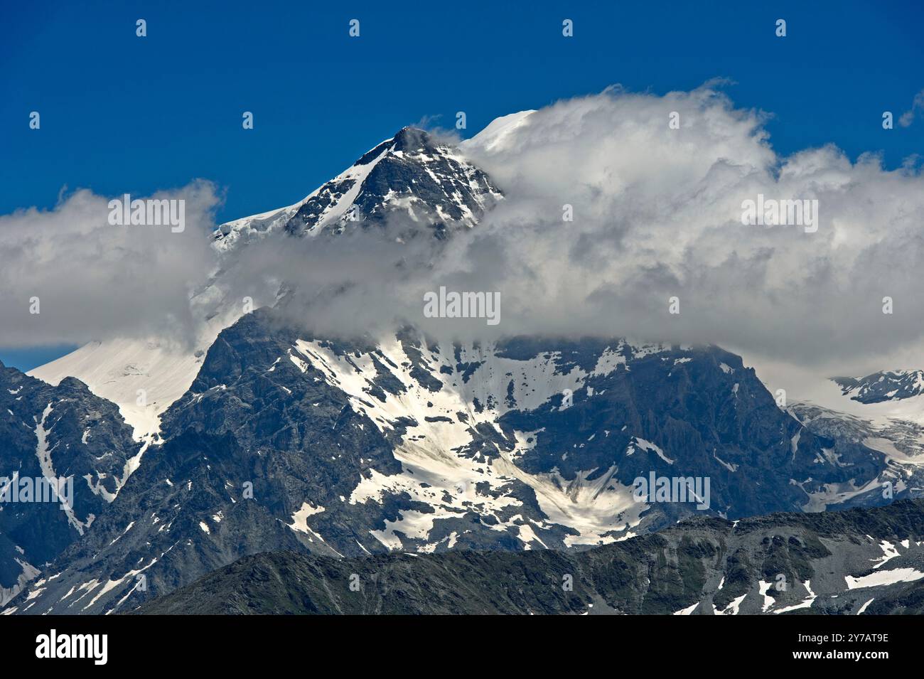Summit Combin du Meitin nel massiccio del Grand Combin tra le nuvole, Vallese, Svizzera Foto Stock