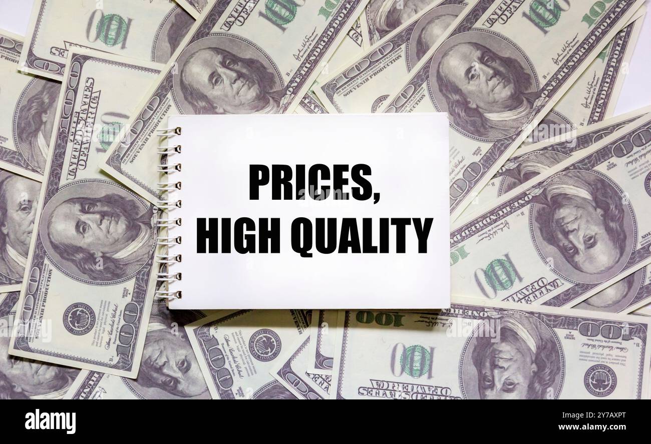 Su un blocco note i prezzi testuali, alta qualità, dollari sono su sfondo bianco, concetto finanziario, qualità, servizio, soddisfazione del cliente Foto Stock