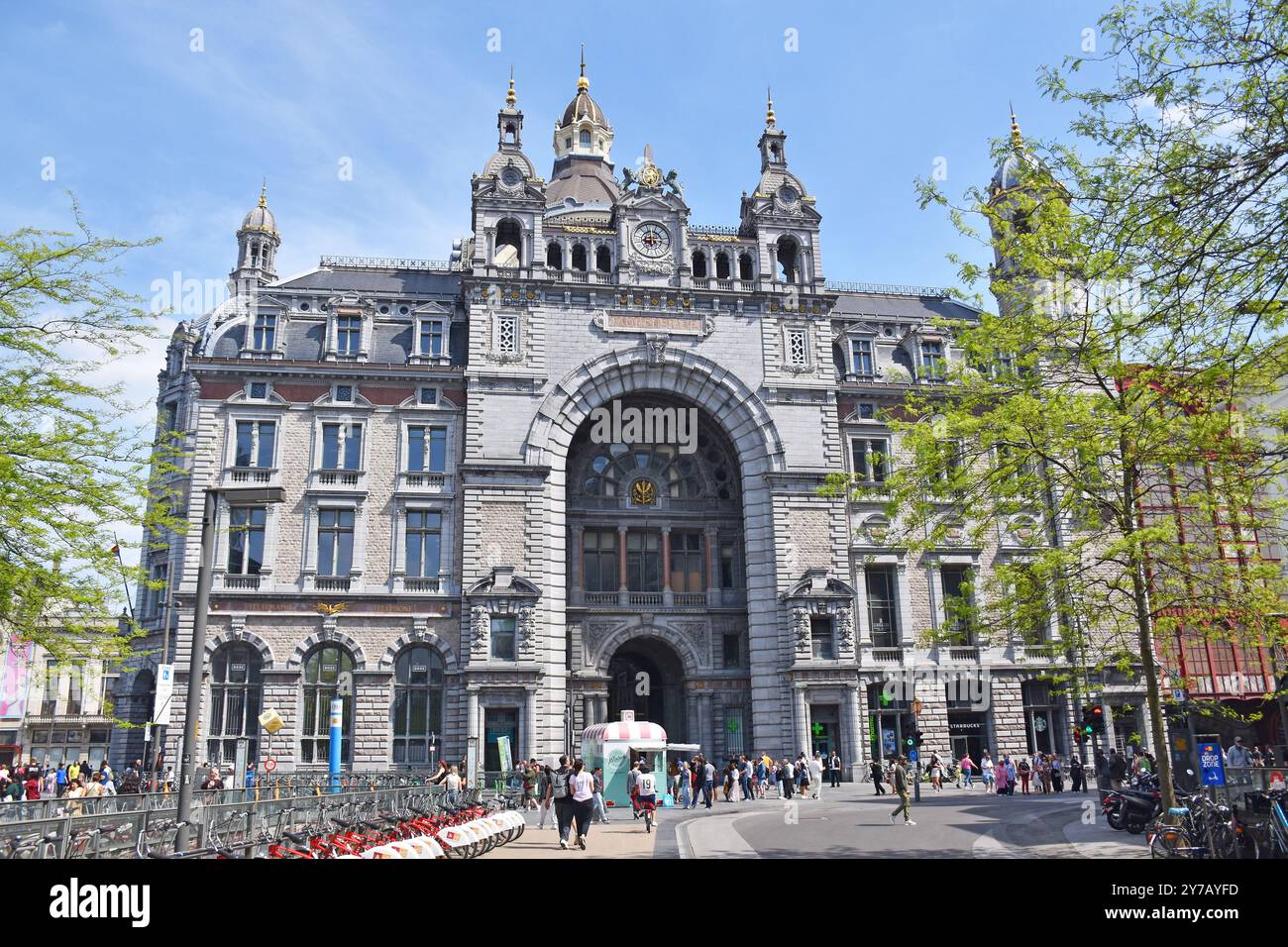 La stazione centrale di Anversa, una delle grandi stazioni europee, costruita nel 1895-1905, l'architetto Louis Delacenserie, l'ingegnere Clement Van Bogaert, è estremamente eclettica Foto Stock