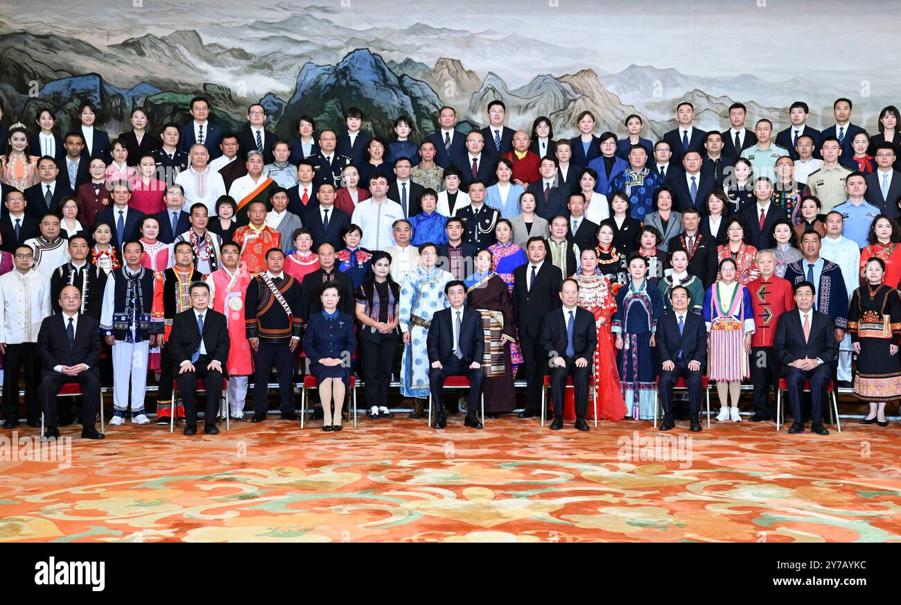 (240929) -- PECHINO, 29 settembre 2024 (Xinhua) -- Wang Huning, membro del Comitato permanente dell'Ufficio politico del Comitato centrale del Partito Comunista Cinese (CPC) e presidente del Comitato Nazionale della Conferenza consultiva politica del popolo cinese, incontra un gruppo in visita di modelli di ruolo per l'unità etnica e il progresso onorato quest'anno dal Comitato centrale del PCC e dal Consiglio di Stato, a Pechino, capitale della Cina, 29 settembre 2024. (Xinhua/Zhang Ling) Foto Stock (240929) -- PECHINO, 29 settembre 2024 (Xinhua) -- Wang Huning, membro del Comitato permanente dell'Ufficio politico del Comitato centrale del Partito Comunista Cinese (CPC) e presidente del Comitato Nazionale della Conferenza consultiva politica del popolo cinese, incontra un gruppo in visita di modelli di ruolo per l'unità etnica e il progresso onorato quest'anno dal Comitato centrale del PCC e dal Consiglio di Stato, a Pechino, capitale della Cina, 29 settembre 2024. (Xinhua/Zhang Ling) Foto Stock