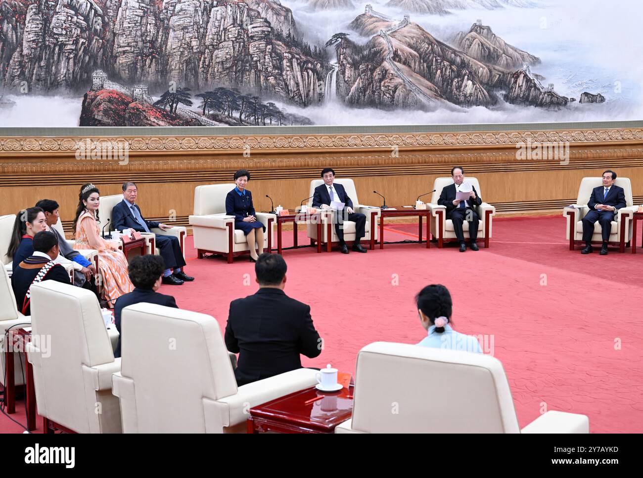 (240929) -- PECHINO, 29 settembre 2024 (Xinhua) -- Wang Huning, membro del Comitato permanente dell'Ufficio politico del Comitato centrale del Partito Comunista Cinese (CPC) e presidente del Comitato Nazionale della Conferenza consultiva politica del popolo cinese, incontra un gruppo in visita di modelli di ruolo per l'unità etnica e il progresso onorato quest'anno dal Comitato centrale del PCC e dal Consiglio di Stato, a Pechino, capitale della Cina, 29 settembre 2024. (Xinhua/Zhang Ling) Foto Stock (240929) -- PECHINO, 29 settembre 2024 (Xinhua) -- Wang Huning, membro del Comitato permanente dell'Ufficio politico del Comitato centrale del Partito Comunista Cinese (CPC) e presidente del Comitato Nazionale della Conferenza consultiva politica del popolo cinese, incontra un gruppo in visita di modelli di ruolo per l'unità etnica e il progresso onorato quest'anno dal Comitato centrale del PCC e dal Consiglio di Stato, a Pechino, capitale della Cina, 29 settembre 2024. (Xinhua/Zhang Ling) Foto Stock