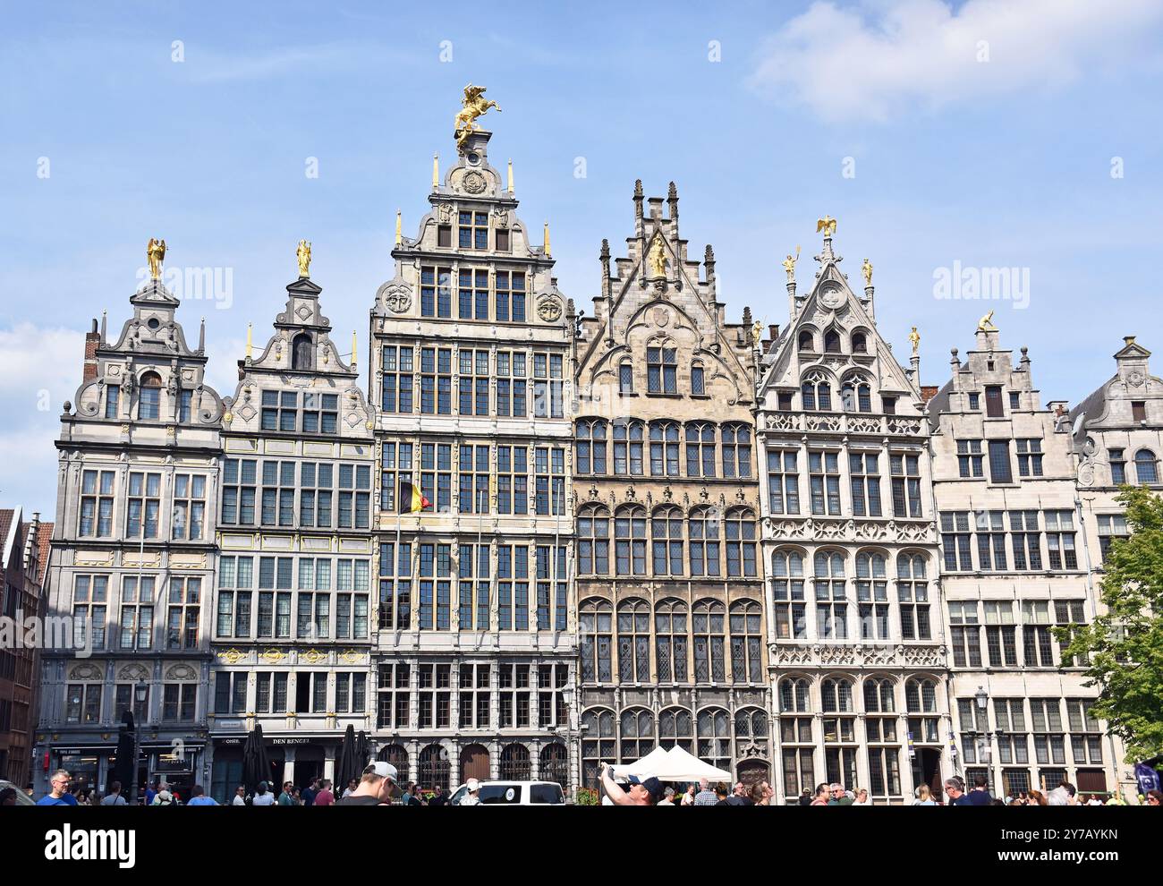 Un gruppo di case della corporazione C16th, su Grote Markt, grande mercato, di fronte al municipio di Anversa, Belgio, costruite da associazioni di artigiani e mercanti Foto Stock