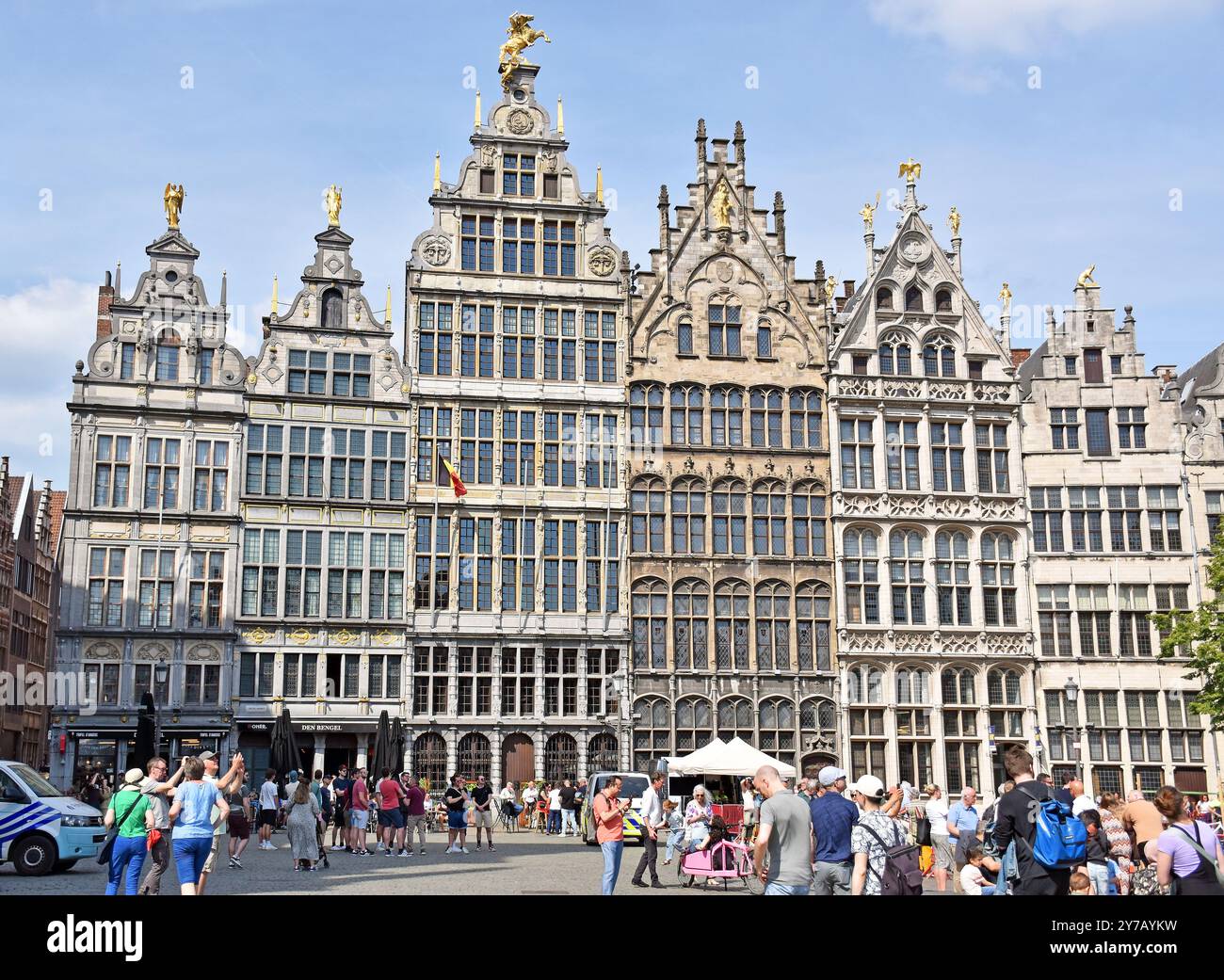 Un gruppo di case della corporazione C16th, su Grote Markt, grande mercato, di fronte al municipio di Anversa, Belgio, costruite da associazioni di artigiani e mercanti Foto Stock