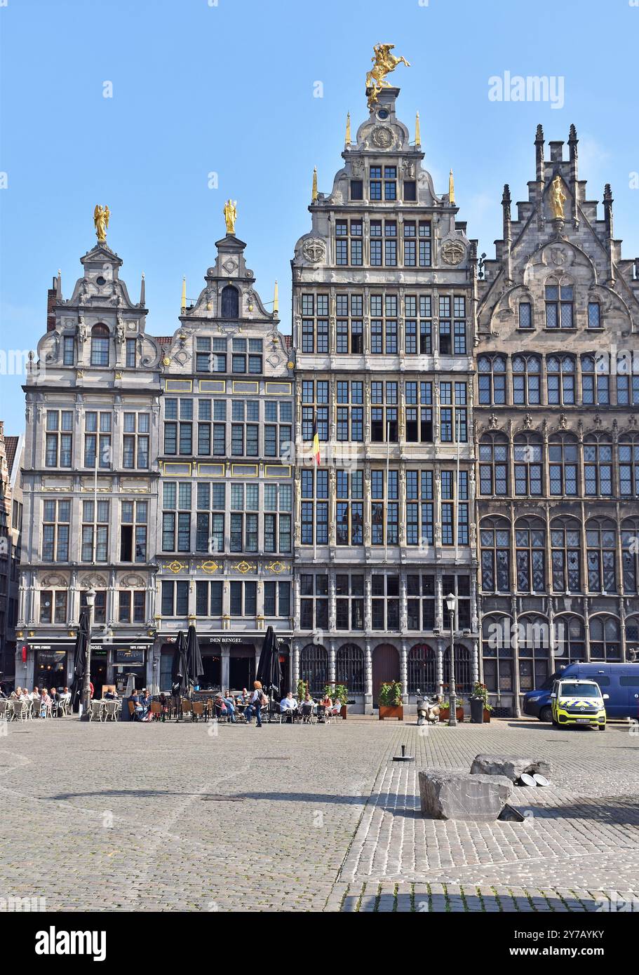 Un gruppo di case della corporazione C16th, su Grote Markt, grande mercato, di fronte al municipio di Anversa, Belgio, costruite da associazioni di artigiani e mercanti Foto Stock
