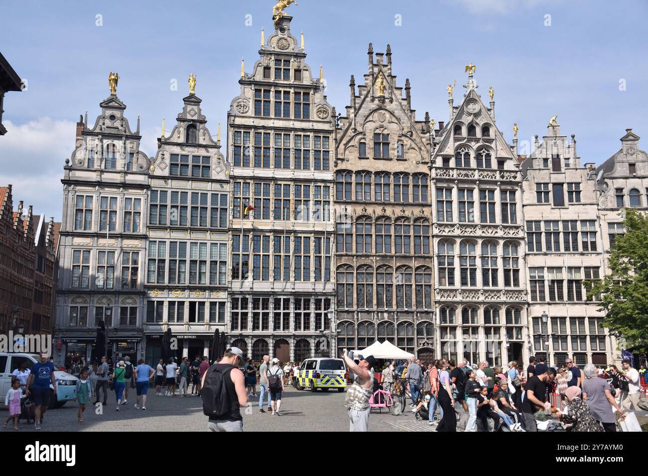 Un gruppo di case della corporazione C16th, su Grote Markt, grande mercato, di fronte al municipio di Anversa, Belgio, costruite da associazioni di artigiani e mercanti Foto Stock