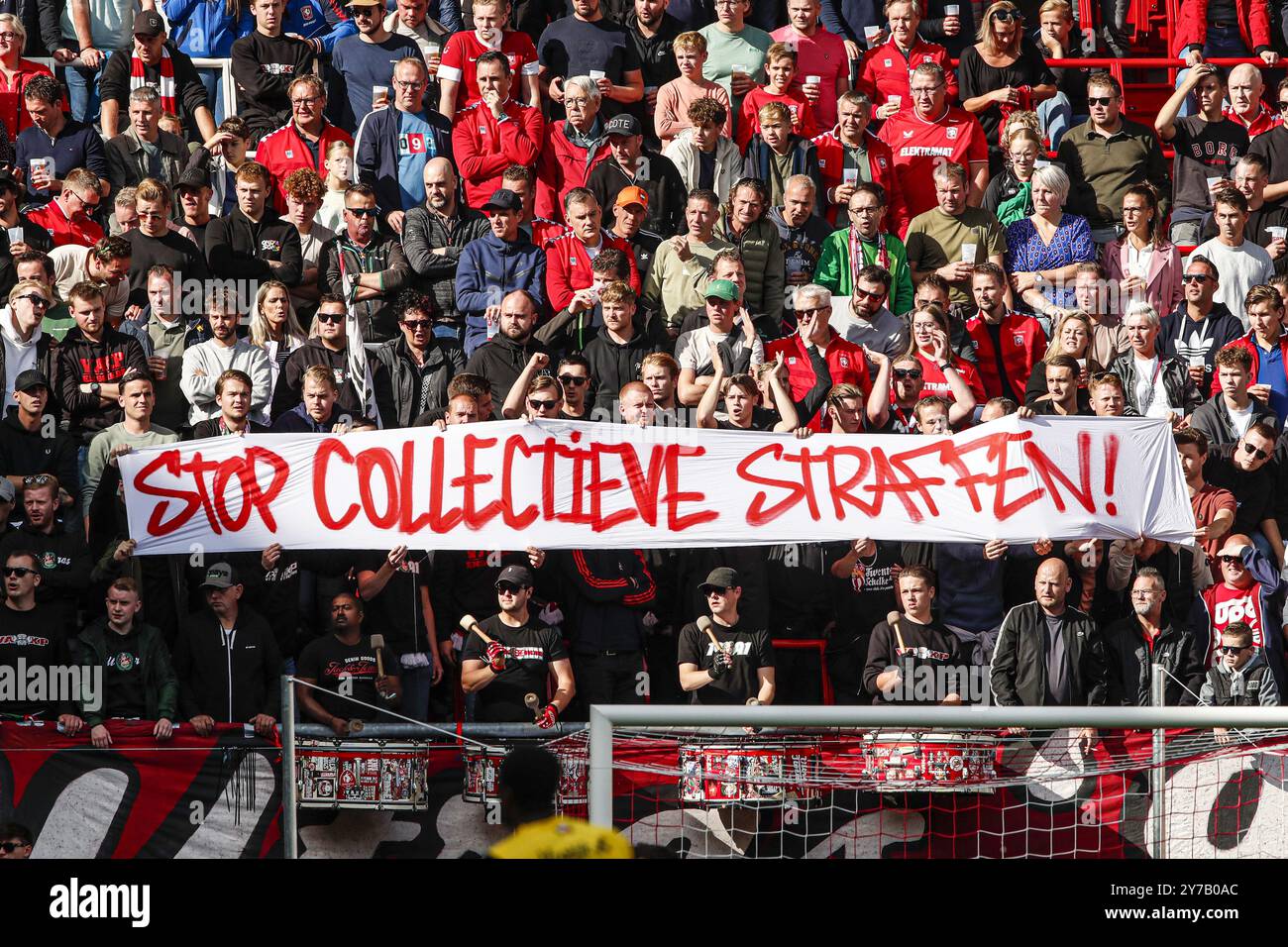 ENSCHEDE - tifosi del Banner Twente contro la punizione collettiva durante la partita olandese Eredivisie tra FC Twente e NAC Breda allo Stadion De Grolsch veste il 29 settembre 2024 a Enschede, Paesi Bassi. ANP BART STOUTJESDIJK Foto Stock