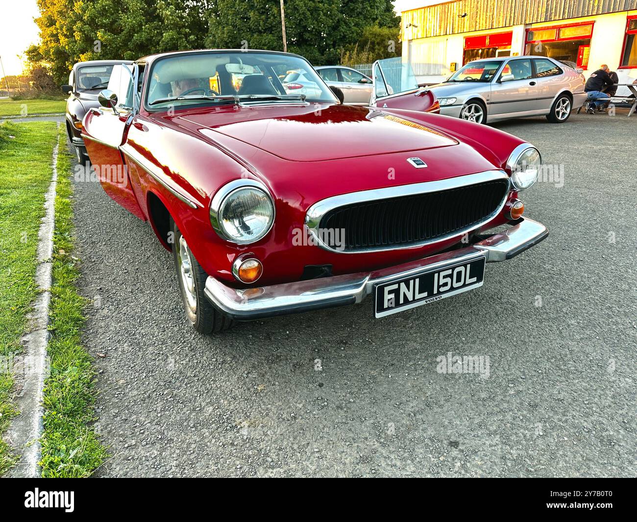 1973 Station wagon volvo 1800ES classica rossa d'epoca parcheggiata - Immagine stock catturata con smartphone