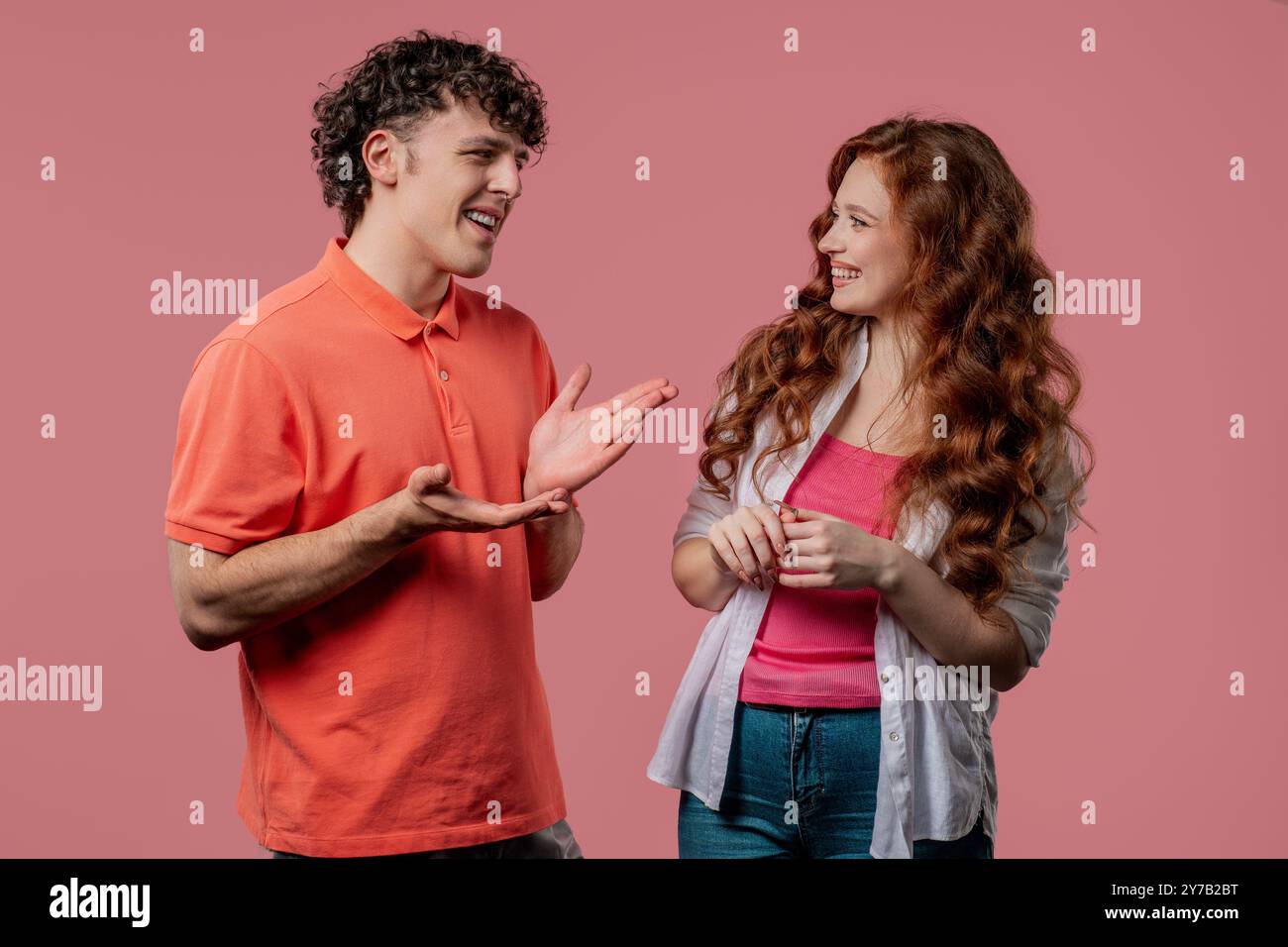 Giovane donna amica bella parlare insieme, chiacchiere piccole. Un paio di sorrisi, condividere notizie, informazioni. Alta qualità Foto Stock