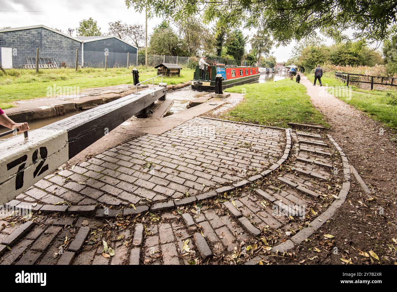 Lockgate 72 che mostra le impugnature e il sentiero di Trent e Mersey Canal Cheshire. Foto Stock