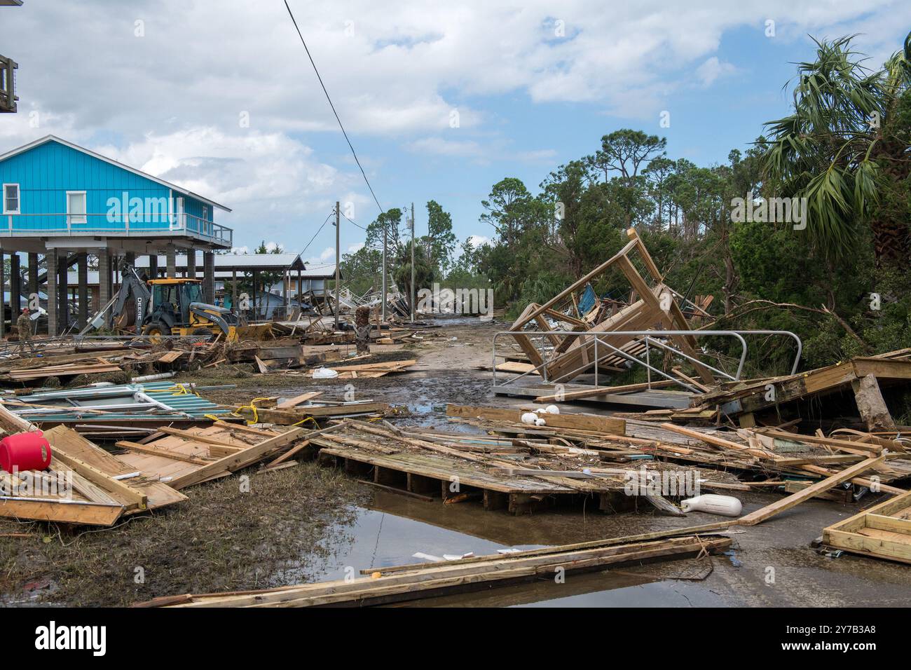 Keaton Beach, Stati Uniti. 27 settembre 2024. U.S. Airmen assegnati al 202nd Rapid Engineer Deployable Heavy Operational Repair Squadron Engineers (RED HORSE) Squadron, Florida Air National Guard, Clear Roads a Keaton Beach, Florida, venerdì 27 settembre 2024, dopo lo sbarco dell'uragano Helene. A partire da sabato sera, 975.000 clienti di servizi pubblici in Carolina del Sud, 605,000 in Carolina del Nord, 677.000 in Georgia e 289.000 in Florida rimasero senza alimentazione. Foto dello staff Sgt. Jacob Hancock/U.S. Air National Guard/UPI Credit: UPI/Alamy Live News Foto Stock