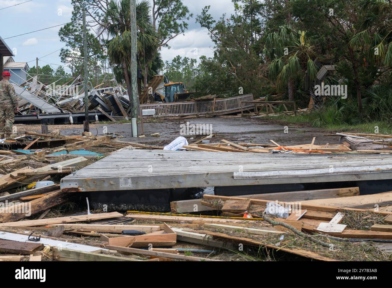 Keaton Beach, Stati Uniti. 27 settembre 2024. U.S. Airmen assegnati al 202nd Rapid Engineer Deployable Heavy Operational Repair Squadron Engineers (RED HORSE) Squadron, Florida Air National Guard, Clear Roads a Keaton Beach, Florida, venerdì 27 settembre 2024, dopo lo sbarco dell'uragano Helene. A partire da sabato sera, 975.000 clienti di servizi pubblici in Carolina del Sud, 605,000 in Carolina del Nord, 677.000 in Georgia e 289.000 in Florida rimasero senza alimentazione. Foto dello staff Sgt. Jacob Hancock/U.S. Air National Guard/UPI Credit: UPI/Alamy Live News Foto Stock