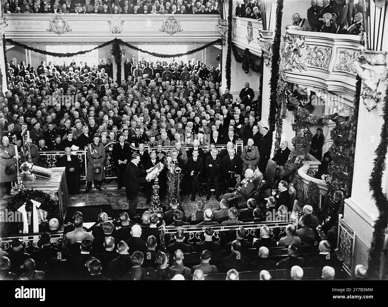 Hitler tiene il suo primo discorso all'apertura del nuovo Reichstag a Potsdam. La foto è datata 21 marzo 1933; solo sette settimane dopo la sua nomina a cancelliere. In queste sette settimane Hitler aveva già usato il fuoco del Reichstag per incolpare e chiudere il partito comunista; arrestava e imprigionava i comunisti; approvava la legge che gli consentiva di governare con decreto personale e quindi di vincere le elezioni parlamentari. Foto Stock