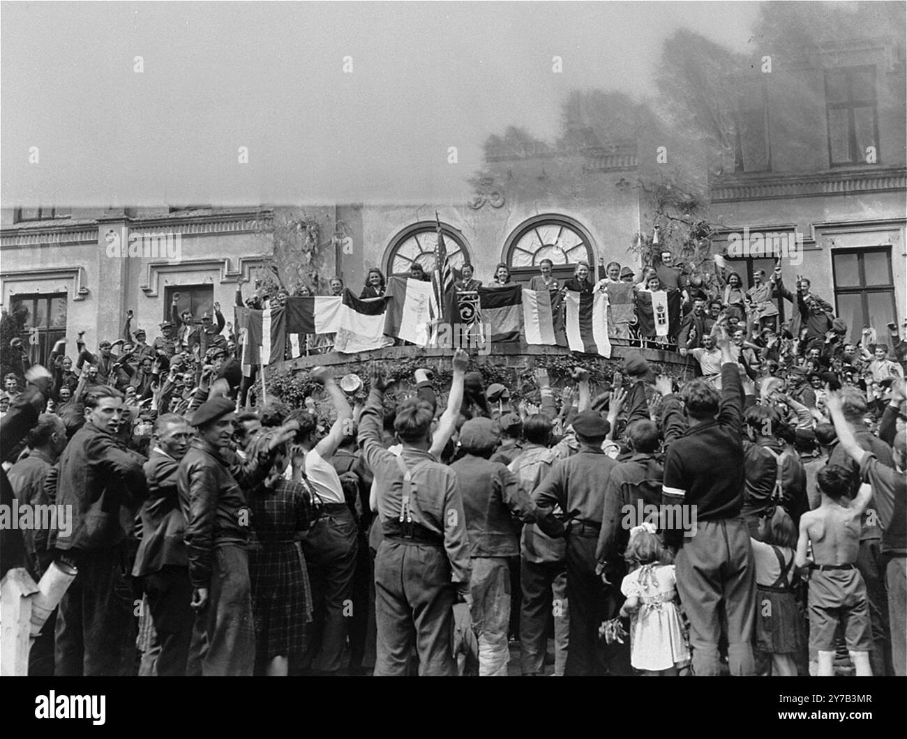 Cerimonia della bandiera in un campo di sfollati a Hagenow in Germania, con 3000 persone che rappresentano 14 nazionalità diverse. Il campo è a capo di un'unità del governo militare alleato americano. Foto Stock
