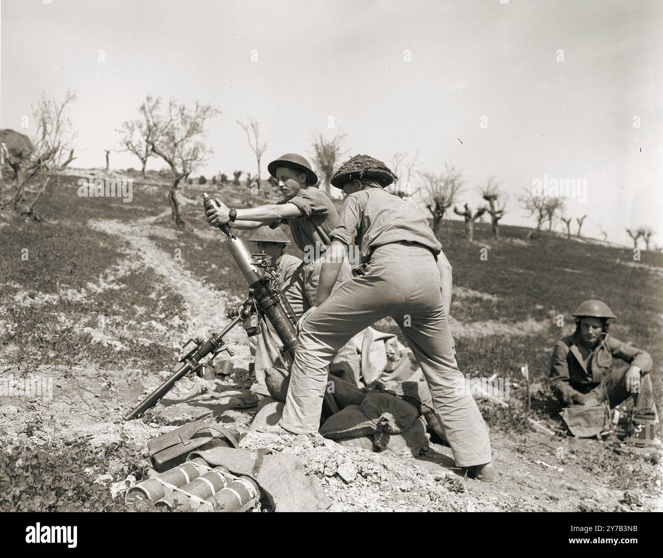 Equipaggio mortaio da tre pollici della Brigata ebraica in azione vicino a Pideura in Italia. La Brigata ebraica era un gruppo di volontari ebrei provenienti dalla Palestina. Erano circa 5000 e combatterono in Europa durante gli ultimi mesi della guerra. Foto Stock