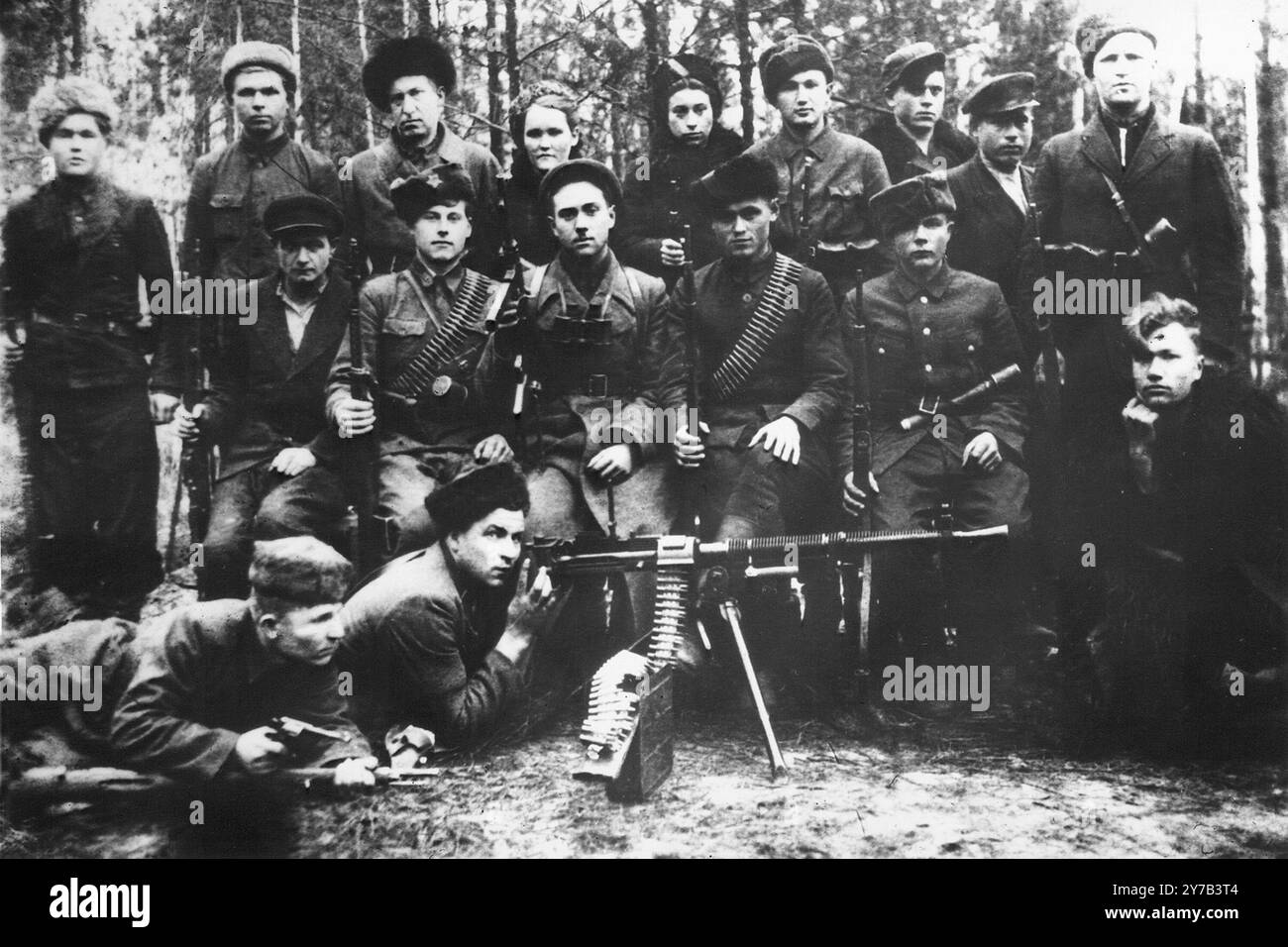 Ritratto di gruppo dei partigiani sovietici che sono membri della terza unità del distaccamento partigiano Shish nella brigata Molotov, che operano nel distretto di Leninsky nella regione di Pinsk. La foto è datata 1942. La guerra partigiana dietro le linee attive del fronte vide alcuni degli atti più brutti e violenti della guerra. Foto Stock