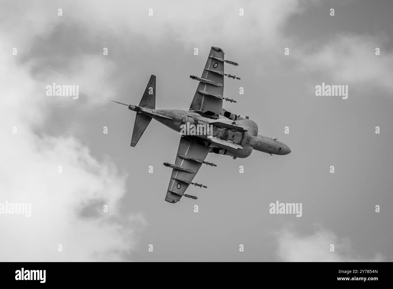 Marina spagnola - McDonnell Douglas AV-8B Harrier II, esibendosi al Royal International Air Tattoo 2024. Foto Stock