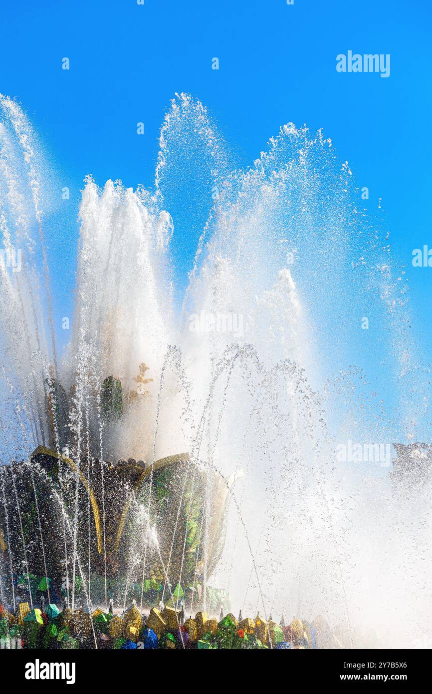 getti d'acqua volano fuori dalla fontana, foto verticale. spruzzi dalla fontana. fontana estiva a piena capacità Foto Stock