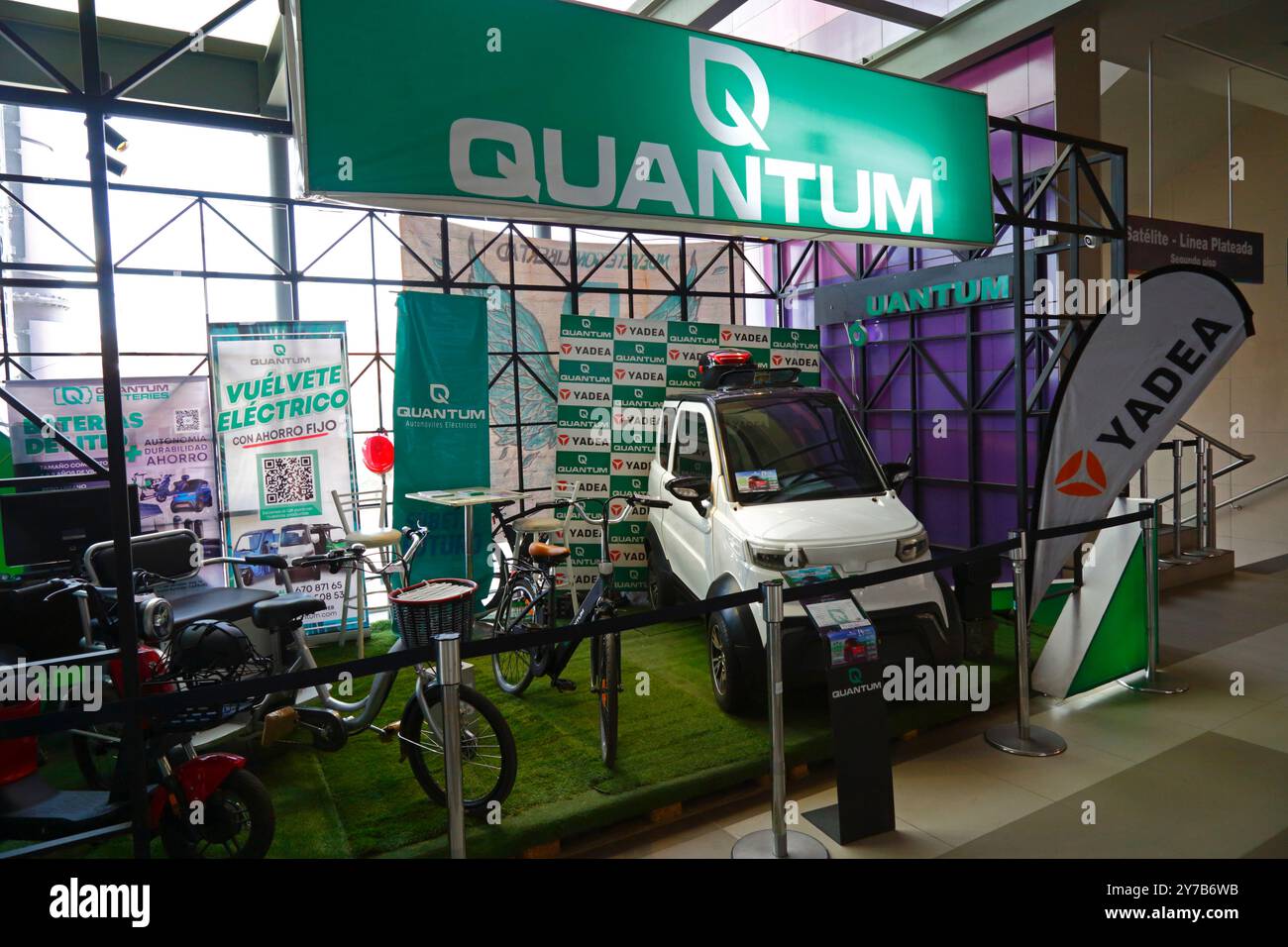Un punto vendita e informazioni della Quantum Motors nella stazione della funivia di Faro Murillo a El alto, Bolivia. Quantum Motors è una società privata boliviana con sede a Cochabamba che dal 2019 produce piccole automobili elettriche a batteria, biciclette e altri veicoli, assemblati da parti importate principalmente dalla Cina. Foto Stock