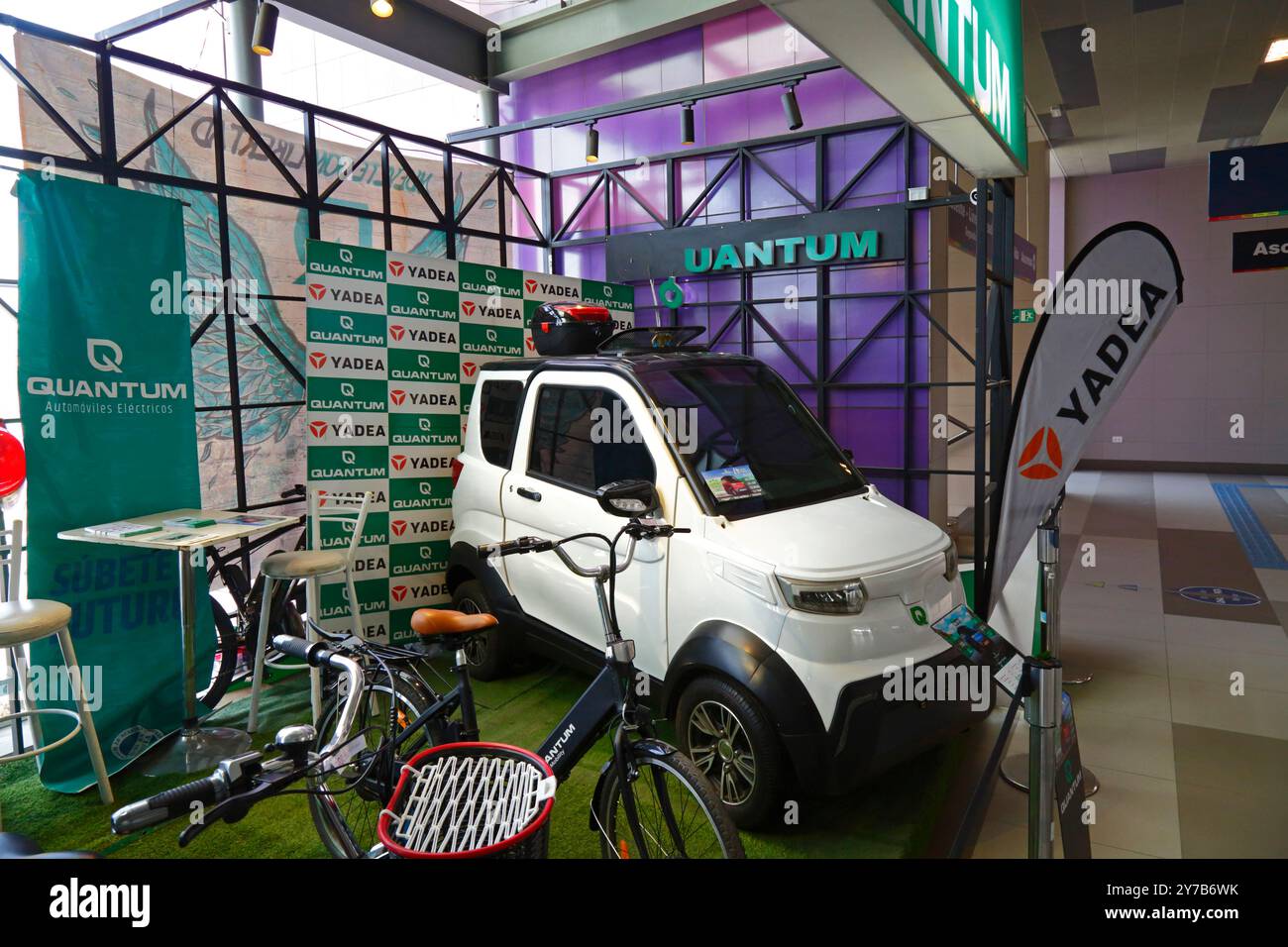 Un punto vendita e informazioni della Quantum Motors nella stazione della funivia di Faro Murillo a El alto, Bolivia. Quantum Motors è una società privata boliviana con sede a Cochabamba che dal 2019 produce piccole automobili elettriche a batteria, biciclette e altri veicoli, assemblati da parti importate principalmente dalla Cina. Foto Stock
