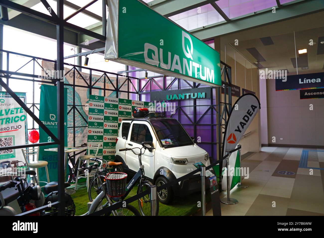 Un punto vendita e informazioni della Quantum Motors nella stazione della funivia di Faro Murillo a El alto, Bolivia. Quantum Motors è una società privata boliviana con sede a Cochabamba che dal 2019 produce piccole automobili elettriche a batteria, biciclette e altri veicoli, assemblati da parti importate principalmente dalla Cina. Foto Stock