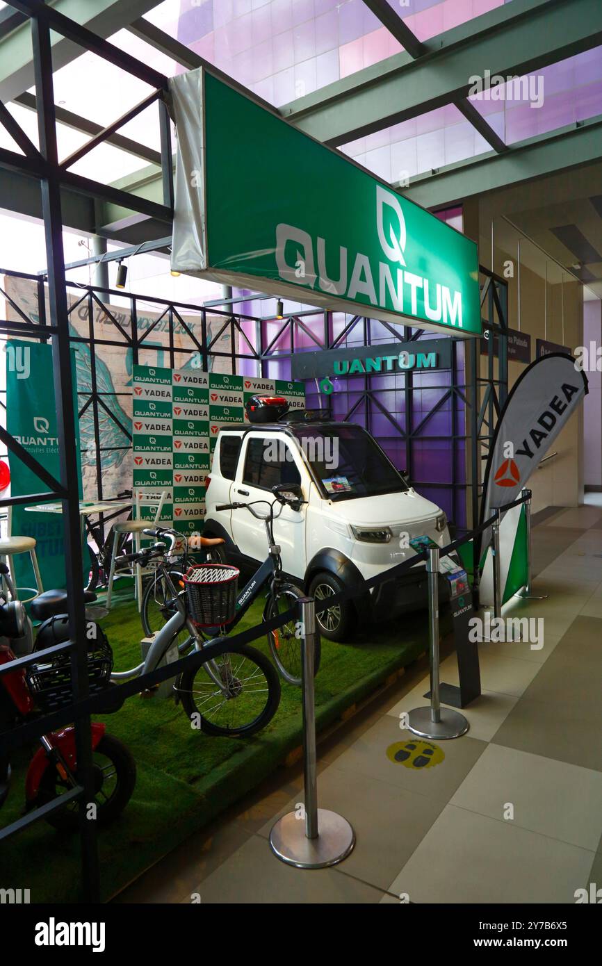 Un punto vendita e informazioni della Quantum Motors nella stazione della funivia di Faro Murillo a El alto, Bolivia. Quantum Motors è una società privata boliviana con sede a Cochabamba che dal 2019 produce piccole automobili elettriche a batteria, biciclette e altri veicoli, assemblati da parti importate principalmente dalla Cina. Foto Stock