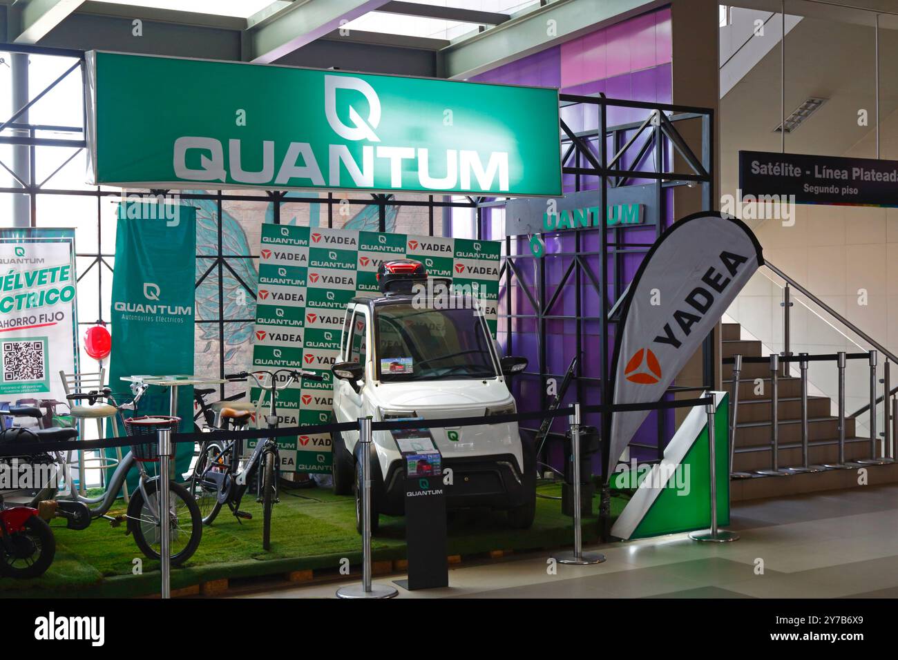 Un punto vendita e informazioni della Quantum Motors nella stazione della funivia di Faro Murillo a El alto, Bolivia. Quantum Motors è una società privata boliviana con sede a Cochabamba che dal 2019 produce piccole automobili elettriche a batteria, biciclette e altri veicoli, assemblati da parti importate principalmente dalla Cina. Foto Stock