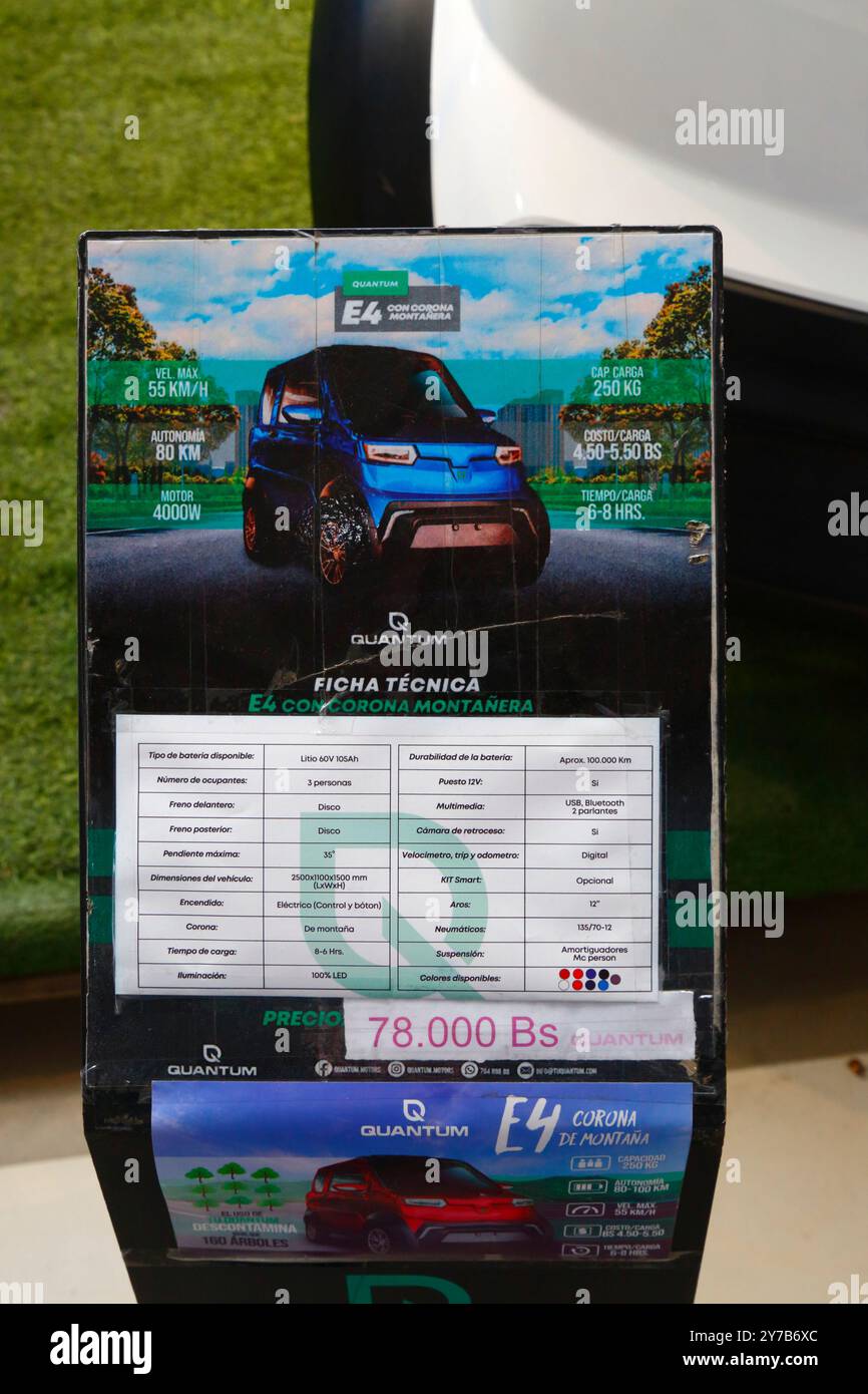 Una scheda informativa con dettagli tecnici e dati sulle prestazioni per l'auto elettrica Quantum E4 in uno sbocco di vendita e informazione Quantum Motors nella stazione della funivia di Faro Murillo a El alto, Bolivia. Questa scheda è per il modello Montañero Quantum E4 che vende per Bs78.000 (al tasso di cambio ufficiale di circa US$ 11.200). Quantum Motors è una società con sede a Cochabamba che produce piccole auto elettriche a batteria, moto e altri veicoli, assemblati da parti importate principalmente dalla Cina, dal 2019. Foto Stock