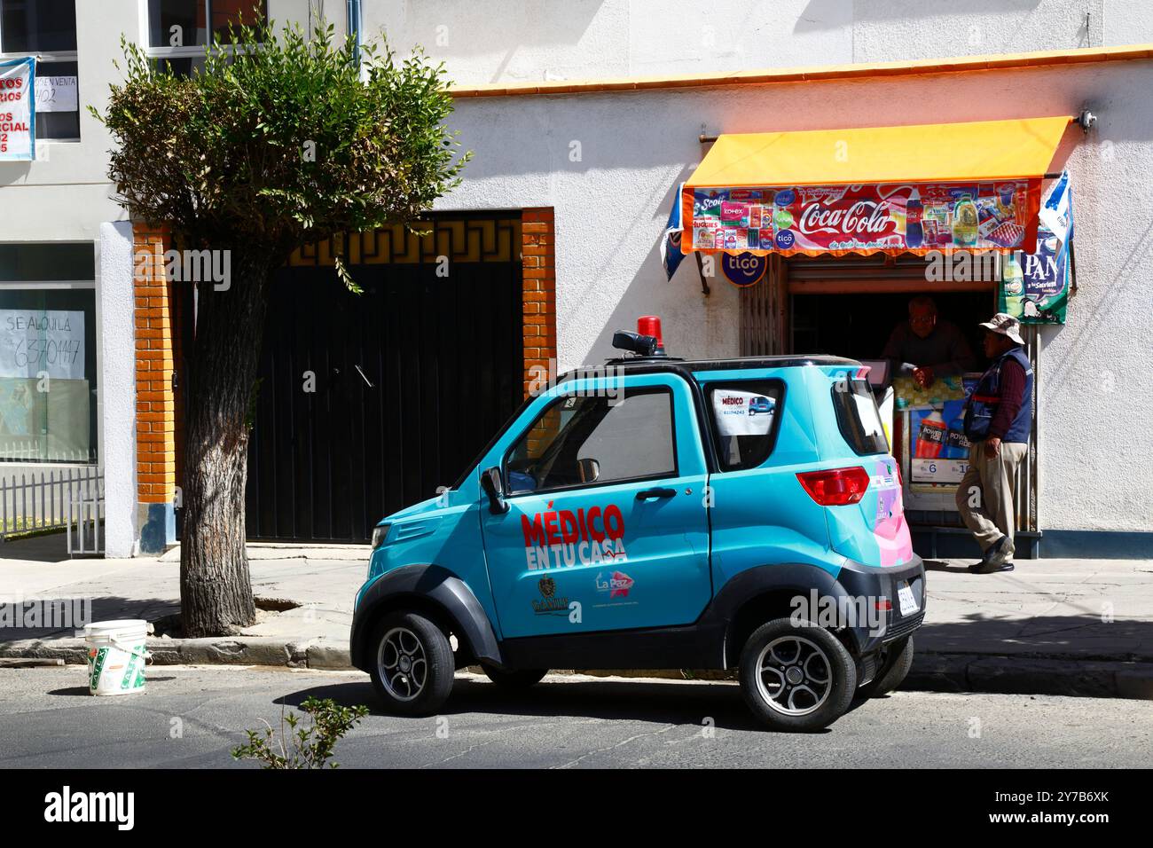 Una piccola auto elettrica prodotta da Quantum Motors che appartiene al governo municipale di la Paz e fa parte del progetto "medico en tu Casa" per fornire servizi medici e visite mediche alle case di persone che non possono visitare ospedali o cliniche. I servizi sono iniziati nell'aprile 2023. Quantum Motors è una società con sede a Cochabamba che produce piccoli veicoli a batteria, assemblati da parti importate principalmente dalla Cina, dal 2019. Foto Stock