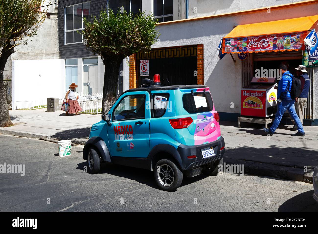Una piccola auto elettrica prodotta da Quantum Motors che appartiene al governo municipale di la Paz e fa parte del progetto "medico en tu Casa" per fornire servizi medici e visite mediche alle case di persone che non possono visitare ospedali o cliniche. I servizi sono iniziati nell'aprile 2023. Quantum Motors è una società con sede a Cochabamba che produce piccoli veicoli a batteria, assemblati da parti importate principalmente dalla Cina, dal 2019. Foto Stock