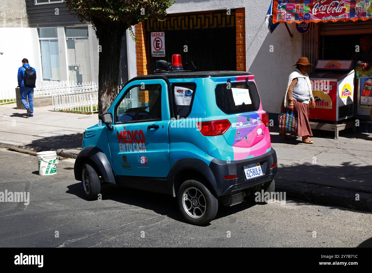 Una piccola auto elettrica prodotta da Quantum Motors che appartiene al governo municipale di la Paz e fa parte del progetto "medico en tu Casa" per fornire servizi medici e visite mediche alle case di persone che non possono visitare ospedali o cliniche. I servizi sono iniziati nell'aprile 2023. Quantum Motors è una società con sede a Cochabamba che produce piccoli veicoli a batteria, assemblati da parti importate principalmente dalla Cina, dal 2019. Foto Stock