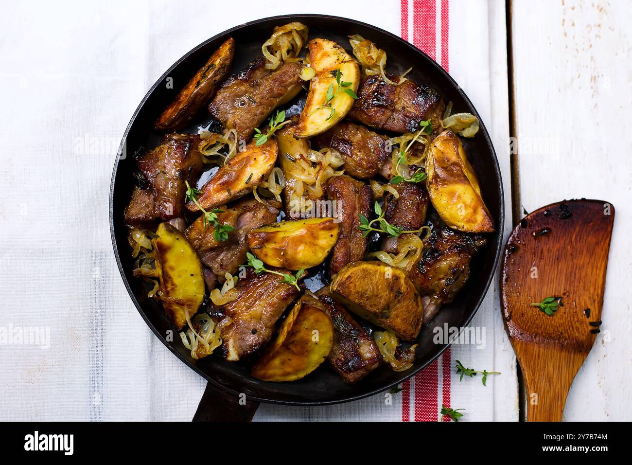 costolette fritte con patate su una padella. vista dall'alto. stile vintage. messa a fuoco selettiva Foto Stock