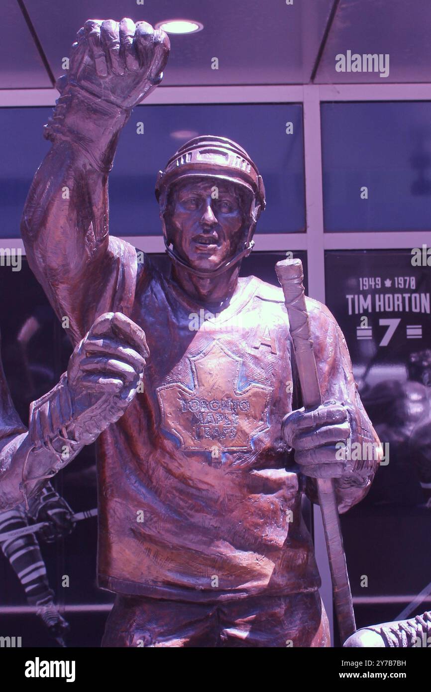 Scultura di Tim Horton, parte della serie "Legends Row" di statue delle leggende della NHL dei Toronto Maple Leafs, fuori dalla Scotiabank Arena su Raptors Way. Foto Stock