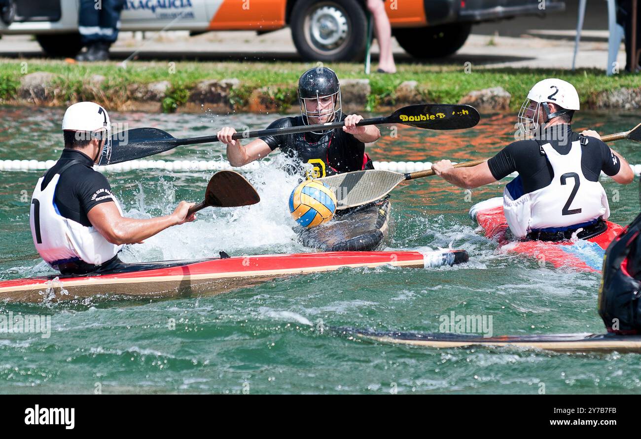 Ferrol, Spagna. 10 luglio 2011. Polo da kayak campionato galiziano Foto Stock